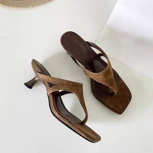 NA-KD Wide Thong Suede Heels OLIVE BROWN